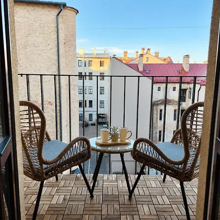 Riga Centre Stay With Balcony & Lift - 5-Min Walk To Old Town Riga