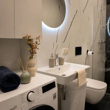 Riga Centre Stay With Balcony & Lift - 5-Min Walk To Old Town *